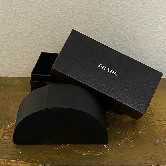 COPY - Stunning Prada sunglasses with case and box - Picture 6 of 8